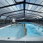 Zecamping 4 Anime Animaux Acceptes Avec Piscine Couverte Et Bar 캠프장 Villeneuve-en-Retz