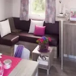 Zecamping 4 Anime Animaux Acceptes Avec Piscine Couverte Et Bar 캠프장 Villeneuve-en-Retz