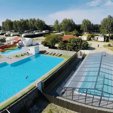 Campingplads Zecamping 4 Etoiles Anime Animaux Acceptes Avec Piscine Couverte Et Bar